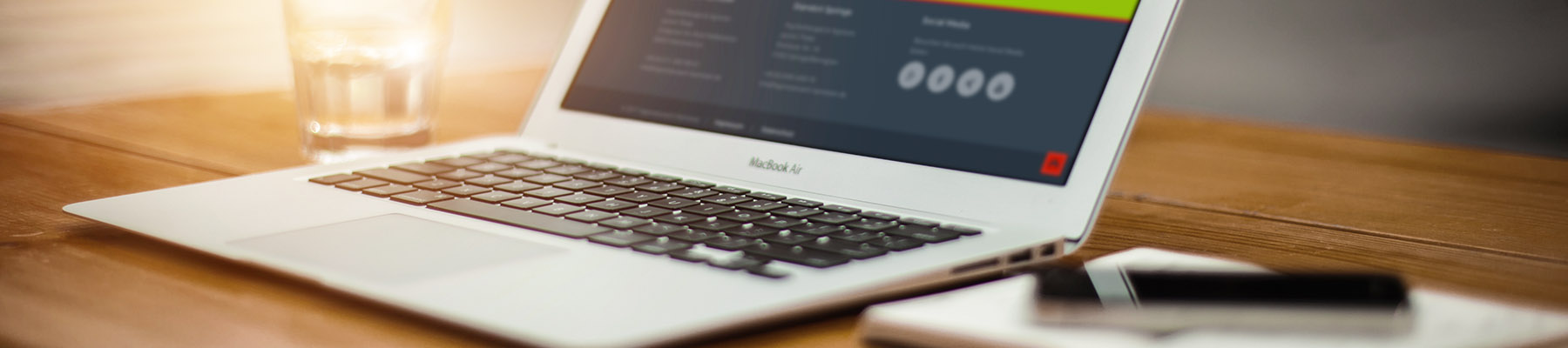 JT_downloads_header_1800x400 Laptop auf Tisch
